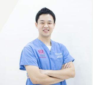 インプラント担当医 塩崎健造先生